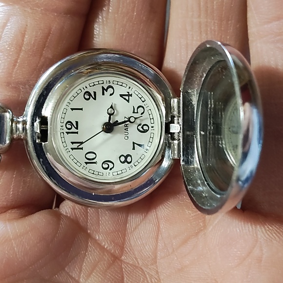 VINTAGE CATS SCENARIO SILVER-TONE POCKET QUARTZ WATCH WITH 24" CHAIN NECKLACE - Picture 3 of 10